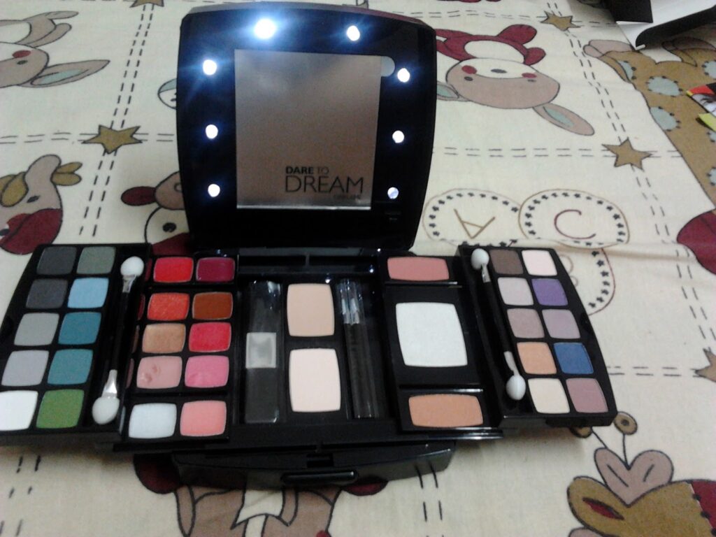 Oriflame Queen of Night Makeup Palette Review